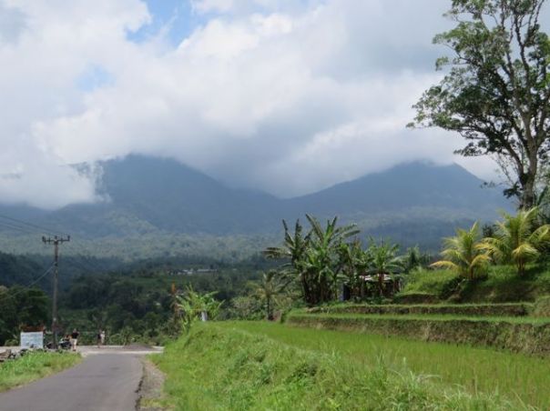The mountains that lead down to Jatilwah