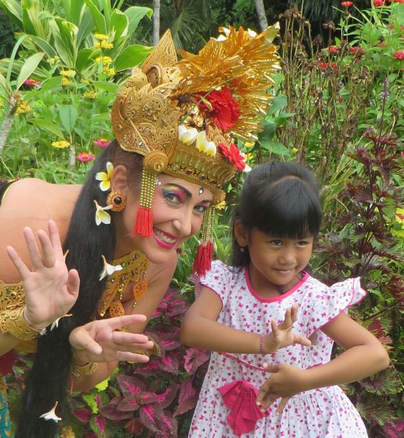 Mayle showing me how to stand and hold my hands - she's got 'tide!!