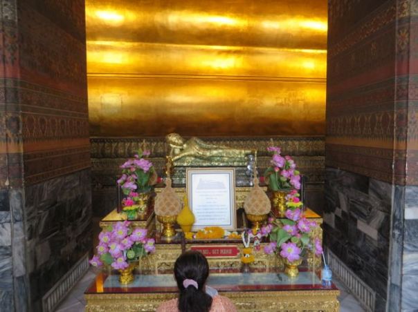 These are part of his legs - maybe the lady in front gives a sense of scale.