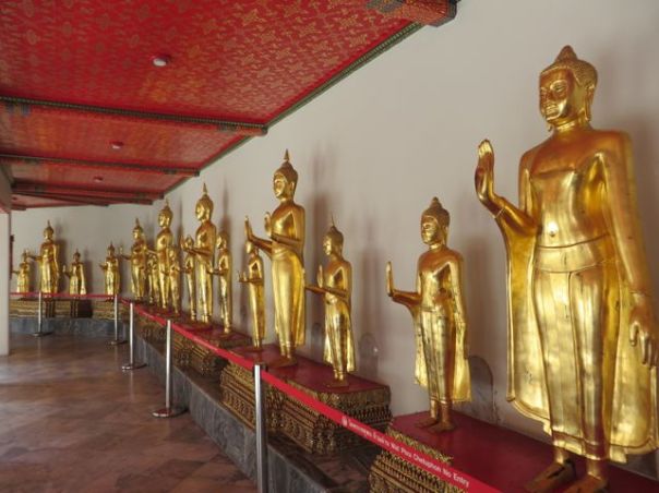 There are over one thousand buddhas at Wat Pho