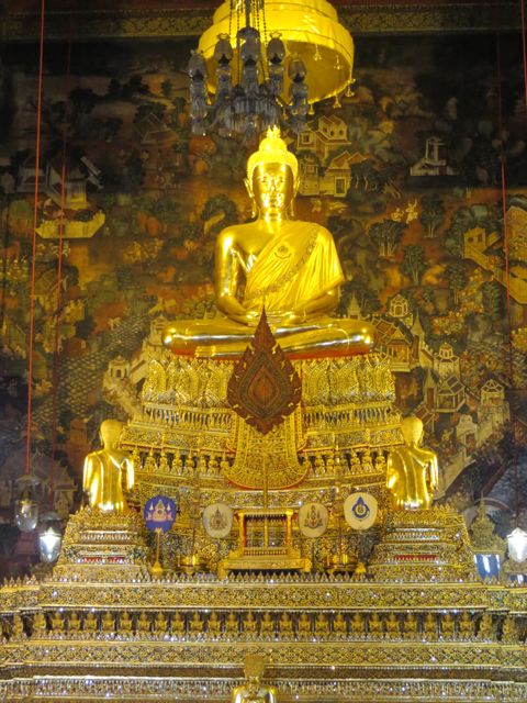 On the right and left you see the smaller buddhas