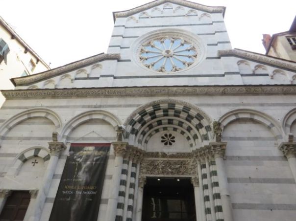 Another pretty doorway to another pretty church - but wait till you see inside...