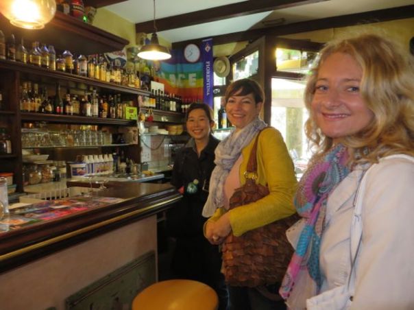 Miyuki, Sandra and her friend getting cafe in Fiesole.