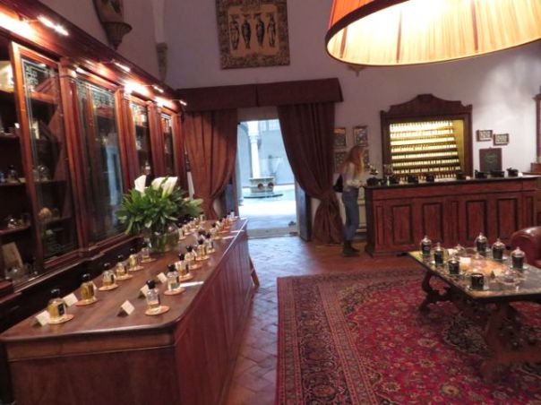 This is my favorite perfumeria in Florence - Aqua Flor.  